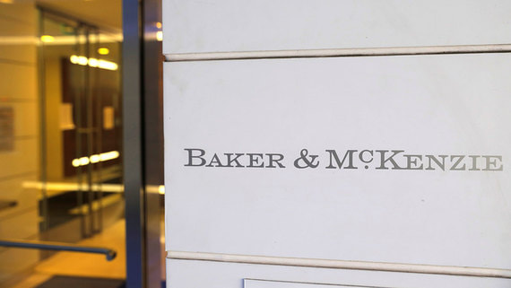 Еще одна экс-сотрудница Baker McKenzie пытается отсудить у фирмы более $270 000