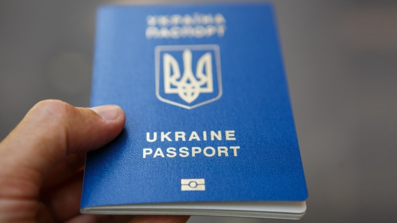 Украинцы без паспортов смогут остаться в Германии, в Польше  нет